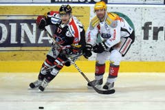 Zugs Glen Metropolit (rechts) gegen Tristan Vauclair. (Bild: Keystone)