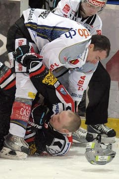 Corsin Camichel (oben) gegen Marc Abplanalp. (Bild: Keystone)