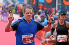Dieser Läufer freut sich über die Ziellinie. (Bild: swiss-image.ch/Photo Andy Mettler)