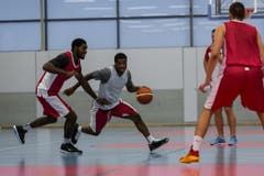 Die SCB-Amerikaner Richard Carter (am Ball) und Andre Stephens im Duell. (Bild: PD/Urs Güttinger)