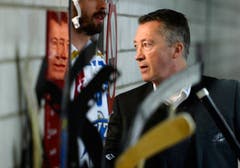 Der Zuger Trainer Harold Kreis geht seinen Gedanken nach. (Bild: Keystone)