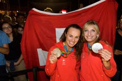 Empfang von Timea Bacsinszky (rechts) und Martina Hingis im «House of Switzerland». (Bild: Keystone / Laurent Gilliéron)