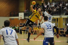 Dem Altdorfer Nicolai Christensen springt der Ball davon. (Bild: Urs Hanhart / UZ)