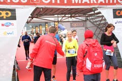 Einige der 10'000 Siegerinnen und Sieger beim Zieleinlauf. (Bild: Ramona Geiger/ Claude Hagen/LZ)