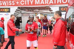 Einige der 10'000 Siegerinnen und Sieger beim Zieleinlauf. (Bild: Ramona Geiger/ Claude Hagen/LZ)