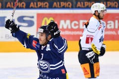 Ambris Thibaut Monnet trifft zum 1:1. (Bild: Keystone / Gabriele Putzu)
