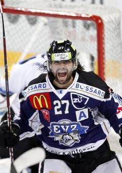 Der Zuger Josh Holden feiert ein Tor der Zuger. (Bild: Keystone/Urs Flüeler)