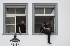 Auch das Fernsehen ist dabei und filmt aus allen unmöglichen Positionen. (Bild: Keystone)