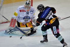 Der Berner Cory Conacher, rechts, und der Zuger Torhueter Tobias Stephan links, kämpfen um den Puck. (Bild: Keystone/Lukas Lehmann)