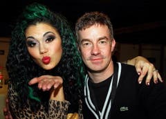 Küsschen: Sängerin Sarah Burgess mit ihrem Manager Oliver Meyer. (Bild: André Häfliger)