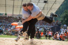 Philipp Scheidegger, links, und Christian Schuler, rechts, im 4. Gang. (Bild: Keystone/Urs Flüeler)