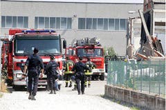 Feuerwehrleute treffen bei der Fabrik ein. (Bild: Keystone / EPA)