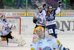 Ambris Roman Botta (rechts) feiert den Treffer zum 1:0. (Bild: Keystone)