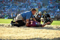 Erich Fankhauser (L) bezwingt im 1. Gang gegen Niklaus Zenger zum Auftakt des Eidgenoessischen Schwing- und Aelplerfestes. (Bild: Michael Buholzer)