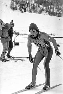 1975: Der Gontener Gust Broger gewinnt den Engadiner. Seine Kneissl-Ski wachst er ohne Abstosszone, was den Ski schneller macht. Er muss das Rennen also ohne diagonalen Beinabstoss und ausschliesslich mit Doppelstockstössen absolvieren. Seine Idee wird noch heute in Klassischrennen zuweilen im Weltcup angewandt. Und sie kann als so etwas wie der allererste Vorläufer der Skatingtechnik gesehen werden. (Bild: Keystone)
