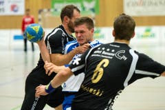 Tobias Baumgartner gegen zwei Pfadi-Spieler. (Bild: Eveline Beerkircher / Neue LZ)
