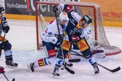 Dominic Lammer (rechts) gegen Matthias Seger. (Bild: Urs Flueeler / Keystone (Zug, 20. März 2018))