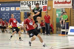 Der Winterthurer Michal Svajlen kommt gegen den Krienser Benjamin Steiger zu spät. (Bild: Roger Zbinden/Neue LZ)