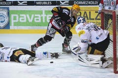 Die Zuger Ramholt und Kilpeläinen (rechts) gegen Benjamin Plüss von Fribourg. (Bild: Keystone)