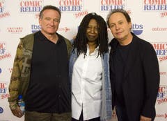 Robin Williams, links, Whoopi Goldberg und Billy Crystal posieren als Gastgeber des «Comic Relief» im Caesars Palace Hotel und Casino in Las Vegas, (Bild: Keystone)