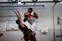 Richard Carter steigt höher als sein Gegenspieler. (Bild: Urs Güttinger)