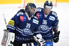 Am Ende jubeln Ambri-Torhüter Sandro Zurkirchen (links) und Matt D'Agostini nach dem gewonnenen Penaltyschiessen. (Bild: Keystone / Gabriele Putzu)
