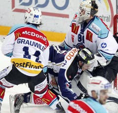 Hatte alle Hände voll zu tun: Lakers-Torhüter Daniel Manzato gegen Zugs Lüthi. (Bild: Keystone)