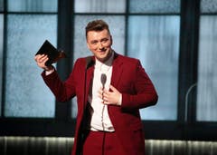 Sam Smith mit dem Grammy für Best New Artist. (Bild: Keystone)