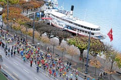 Die Laeuferinnen und Laeufer starten im Verkehrshaus und sind hier am Schweizerhof Quai zu sehen. (Bild: swiss-image.ch/Photo Andy Mettler)
