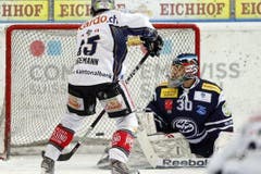 Sven Lindemann erzielt für Zug das 0:3. (Bild: Keystone)