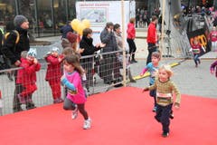 Die kleinen Sportlerinnen und Sportler wetteifern um den Sieg. Bilder von vielleicht ersten Wettkampffieber des Lebens. (Bild: Claude Hagen/LZ)