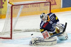 Der Zuger Goalie Tobias Stephan und der Puck. (Bild: Keystone/ Alexandra Wey)