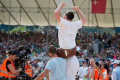 Andi Imhof feiert seinen Sieg. (Bild: Keystone/Urs Flüeler)