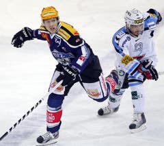Der Zuger Damien Brunner, links, im Spiel gegen Jan Cadieux.