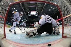 Der Fribourger Verteidiger Sebastian Schilt, links, der Fribourger Verteidiger Michael Ngoy, 2. von links, und der Fribourg Goalie Reto Lory, rechts. (Bild: Keystone/ Alexandra Wey)