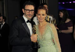 Michel Hazanavicius mit dem Oscar für die beste Regie für «The Artist» und Berenice Bejo. (Bild: Keystone)