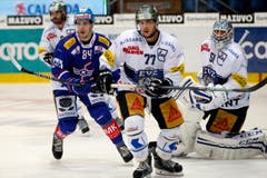 Kloten Flyers Stuermer Fabio Hoegger, von links, gegen EV Zug Verteidiger Robin Grossmann und Torhueter Tobias Stephan waehrend dem Eishockey-Meisterschaftsspiel der National League A zwischen den Kloten Flyers und dem EV Zug am Freitag, 31. Oktober 2014, in der Kolping Arena in Kloten. (KEYSTONE/Patrick B. Kraemer) (Bild: PATRICK B. KRAEMER)