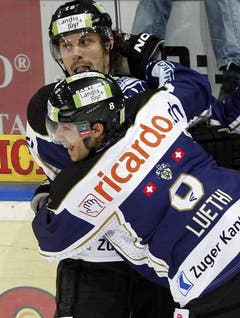 Jubel bei Zug nach dem 1:0 Fabian Sutter (hinten) und Fabian Lüthi. (Bild: Keystone)