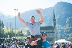 Philipp Laimbacher feiert seinen Festsieg nach dem gestellten Schlussgang gegen Matthias Glarner am Ob- und Nidwaldner Kantonalschwingfest in Lungern. (Bild: Keystone / Urs Flüeler)