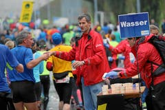 Bilder von unterwegs: Eindrücke von der Laufstrecke und auf Nebenschauplätzen. (Bild: Andi Mettler/swiss-image.ch)