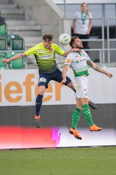 Der St.Galler Roman Buess im Kopfballduell. (Bild: Urs Bucher)