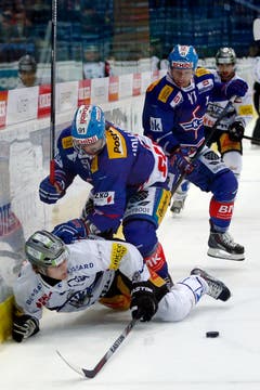Kloten Flyers Stuermer Denis Hollenstein, Mitte, gegen EV Zug Verteidiger Calle Andersson, unten, waehrend dem Eishockey-Meisterschaftsspiel der National League A zwischen den Kloten Flyers und dem EV Zug am Freitag, 31. Oktober 2014, in der Kolping Arena in Kloten. (KEYSTONE/Patrick B. Kraemer) (Bild: PATRICK B. KRAEMER)