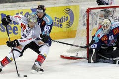 Fabian Suter (vorne) versucht Lakers-Torhüter Daniel Manzato zu bezwingen. (Bild: Keystone)