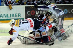 EVZ-Torhüter spielt aktiv mit: Er verlässt sein Tor und hechtet einem Puck nach. (Bild: Keystone)