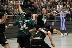 Kriens Nicolas Raemy (rechts) wirft an Diomidis Argous Theodoros Megaloikonomu (Nr. 5) vorbei. (Bild: Philipp Schmidli/Neue LZ)
