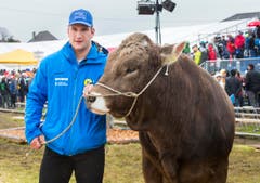 Sieger Armon Orlik aus Graubünden mit dem Muni. (Bild: Andrea Stalder)