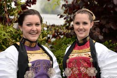 Die Ehrendamen Petra Käslin, Beckenrie d, (links) und Saskia Lussi, Stans . (Bild: Robert Hess)
