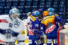 Kloten Flyers Stuermer Denis Hollenstein, Nr. 91, wird von seinen Mitspielern gefeiert nachdem er das 1-0 schoss gegen EV Zug Torhueter Tobias Stephan, links, waehrend dem Eishockey-Meisterschaftsspiel der National League A zwischen den Kloten Flyers und dem EV Zug am Freitag, 31. Oktober 2014, in der Kolping Arena in Kloten. (KEYSTONE/Patrick B. Kraemer) (Bild: PATRICK B. KRAEMER)