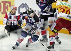 Zugs Esa Pirnes kämpft sich an Langnaus Kim Lindemann vorbei. (Bild: Keystone)