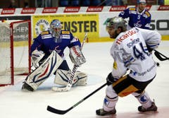 Kloten-Torhüter Jonas Müller (links) und Zug-Stürmer Rob Schremp. (Bild: Keystone)